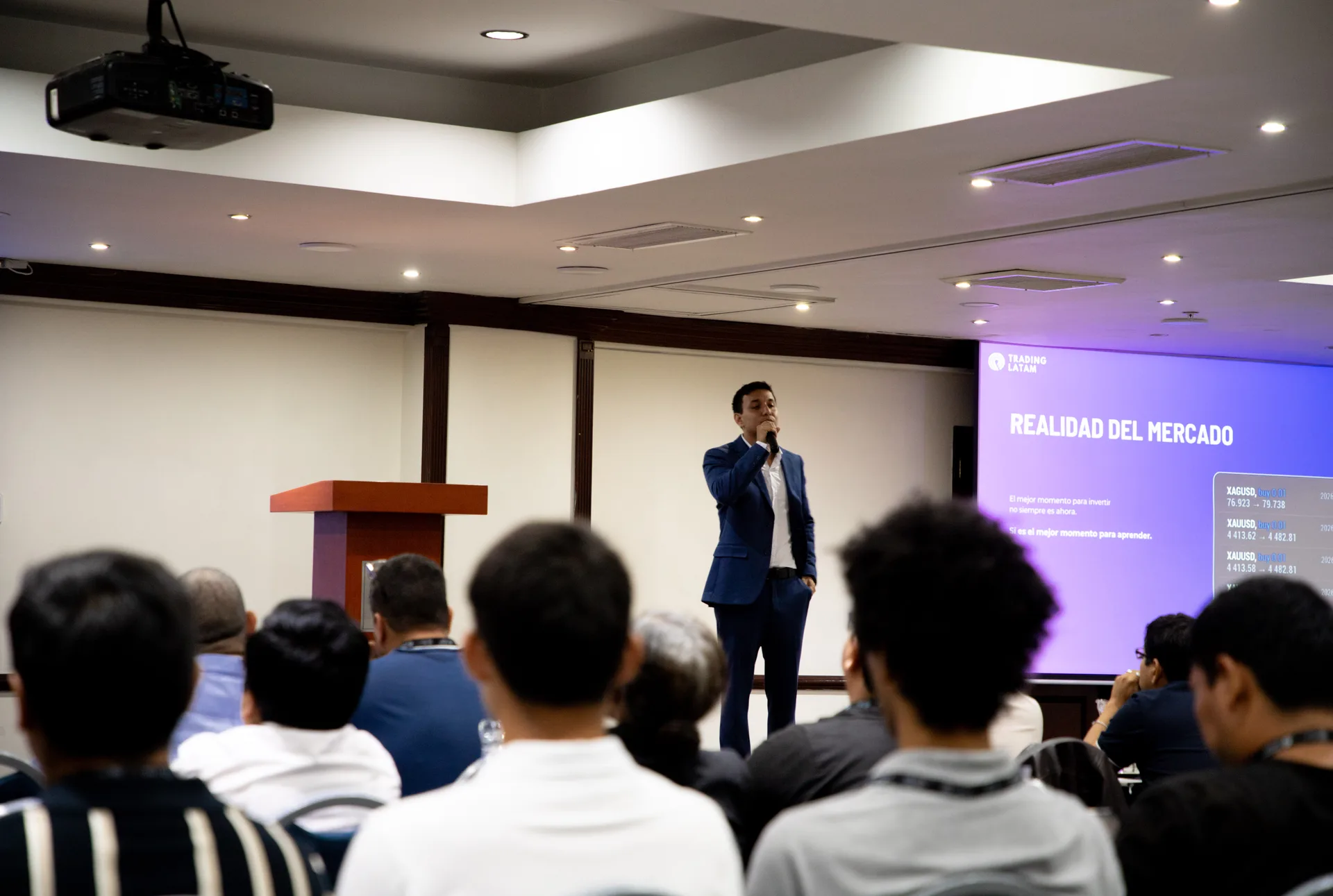 Evento presencial de Trading-Latam en Latinoamérica: charla sobre la realidad del mercado ante una sala de traders